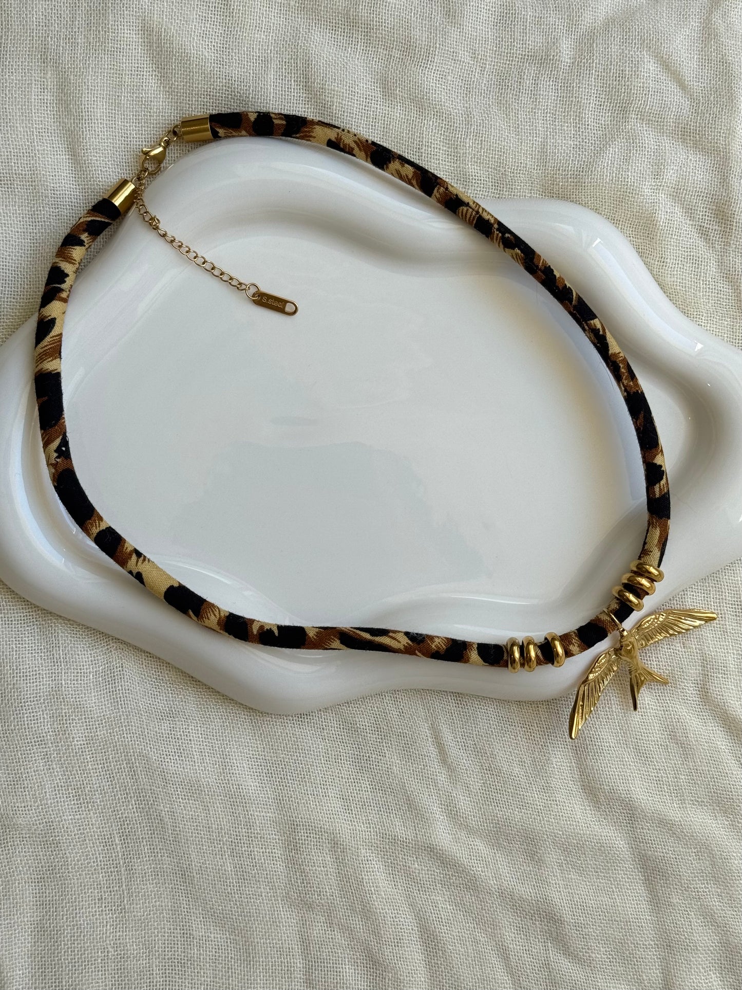 Collier Laura