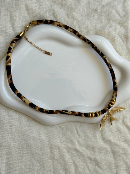 Collier Laura